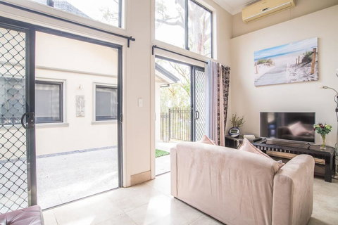 Scenic Illawong Riverside Getaway 1bed1bath Unit - Accommodation Coffs Harbour 1