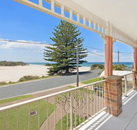 SEASCAPE - An Enticing Lakeside Escape - Accommodation Coffs Harbour