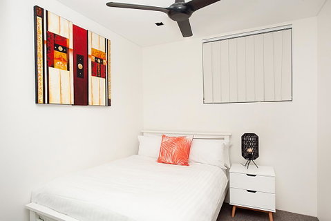 Sleek Modern Apartment In The Heart Of Manly - Accommodation Coffs Harbour 3