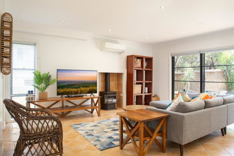 Spacious Home In The Heart Of Avalon Beach - Accommodation Coffs Harbour 3