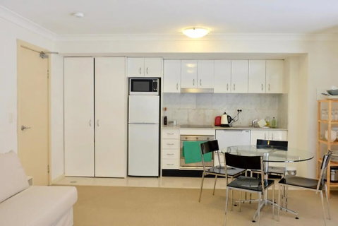 Spacious Studio By The Beach In Manly - Accommodation Coffs Harbour 3