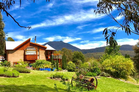 STUNNING HOME WITH AMAZING VIEWS - Just 20 Mins To The City And Only 10 To MONA! - Accommodation Coffs Harbour 1