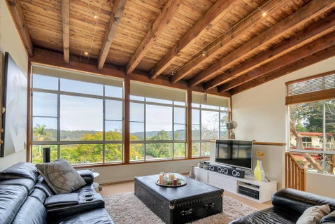 STYLISH & RELAXED LAKE HOME // NARRABEEN - Accommodation Coffs Harbour 3