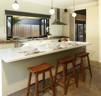Stylish Living- Fireplace WiFi Linen 4 bdrm Beach 850m - Accommodation Coffs Harbour