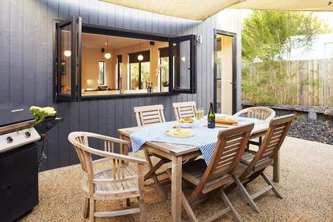 Stylish Living- Fireplace, WiFi, Linen, 4 Bdrm, Beach 850m - Accommodation Coffs Harbour 3