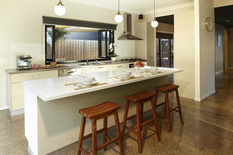 Stylish Living- Fireplace, WiFi, Linen, 4 Bdrm, Beach 850m - Accommodation Coffs Harbour 0