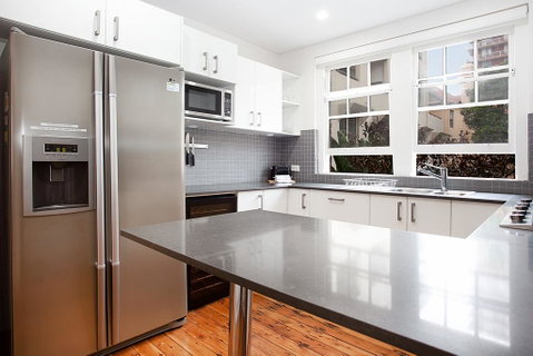 Sunlit 2-bed Apartment Metres From The Beach - Accommodation Coffs Harbour 2