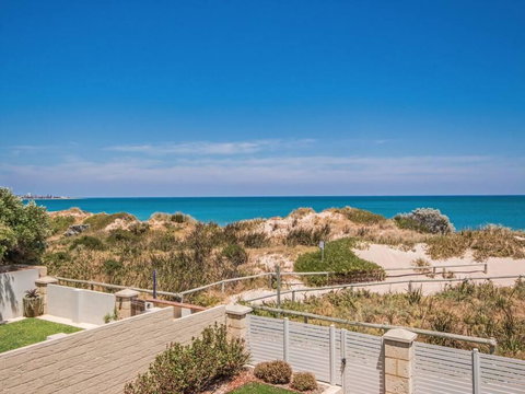Surf And Sun In Silver Sands - Accommodation Coffs Harbour 2