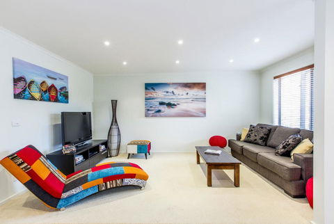 SURFSIDE GETAWAY IN PICTURESQUE INVERLOCH - Accommodation Coffs Harbour 0