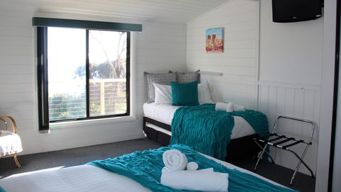 KINGFISHER COTTAGE Beachfront At The Binalong Bay - Accommodation Coffs Harbour 5