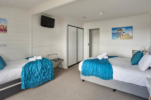 KINGFISHER COTTAGE Beachfront At The Binalong Bay - Accommodation Coffs Harbour 3