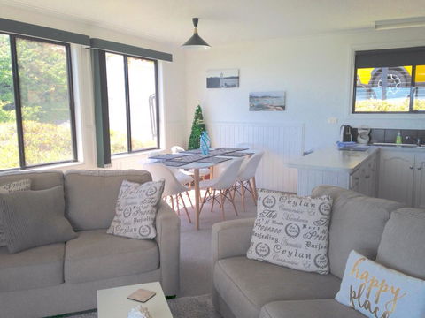KINGFISHER COTTAGE Beachfront At The Binalong Bay - Accommodation Coffs Harbour 24