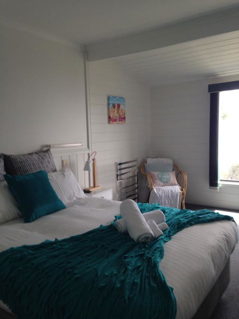 KINGFISHER COTTAGE Beachfront At The Binalong Bay - Accommodation Coffs Harbour 23