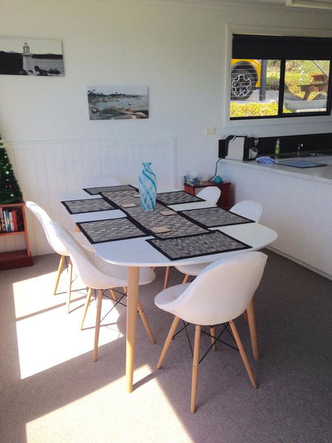 KINGFISHER COTTAGE Beachfront At The Binalong Bay - Accommodation Coffs Harbour 14
