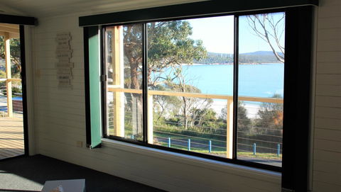 KINGFISHER COTTAGE Beachfront At The Binalong Bay - Accommodation Coffs Harbour 13