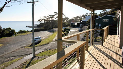 KINGFISHER COTTAGE Beachfront At The Binalong Bay - Accommodation Coffs Harbour 9
