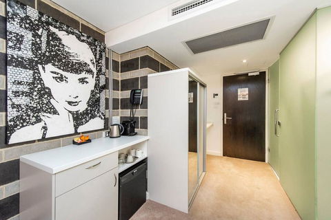 The Nest - Hollywood Style Space With Roof Terrace - Accommodation Coffs Harbour 3