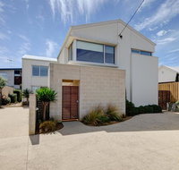 Villa Moyne - located in a quiet cul de sac and designed for beach families - Accommodation Coffs Harbour