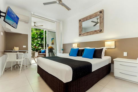By The Sea Port Douglas - Accommodation Coffs Harbour 11
