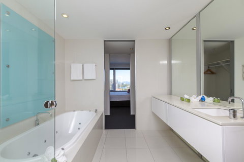 Q1 Resort & Spa - Official - Accommodation Coffs Harbour 1