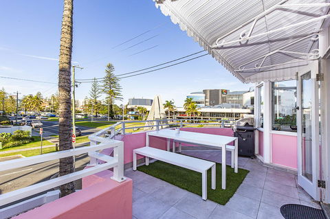 The Pink Hotel Coolangatta - Accommodation Coffs Harbour 6