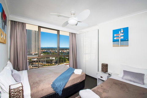 Seacrest Beachfront Apartments Surfers Paradise - Accommodation Coffs Harbour 3