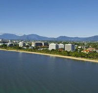 Holiday Inn Cairns Harbourside - Accommodation Coffs Harbour