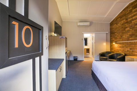 Downs Motel - Accommodation Coffs Harbour 3