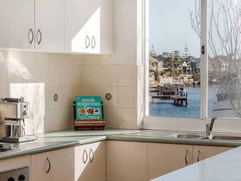 Waters Edge Apartment With Jetty - Accommodation Coffs Harbour 3