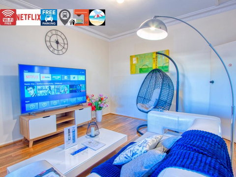 Wollongong Station Holiday House With Wi-Fi,75 Inch TV, Netflix,Parking,Beach - Accommodation Coffs Harbour 0
