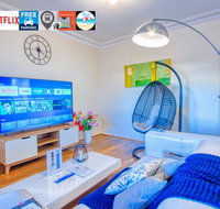 Wollongong station holiday house with Wi-Fi75 Inch TV NetflixParkingBeach - Accommodation Coffs Harbour