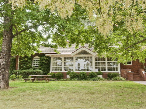 York Cottage - Grand Gate House And Enchanting Gardens - Accommodation Coffs Harbour 0