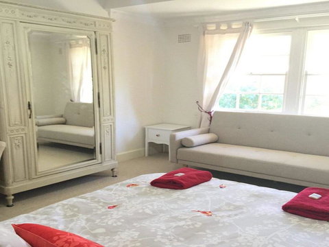 York Cottage - Grand Gate House And Enchanting Gardens - Accommodation Coffs Harbour 2