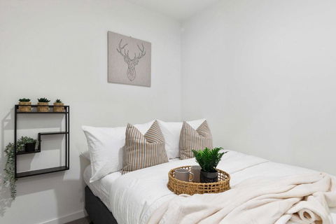 A Chic 2BR Apt Right Next To Melbourne Central - Accommodation Coffs Harbour 4