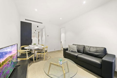 A Cozy & Lovely 2BR Apt Near Melbourne Central - Accommodation Coffs Harbour 1