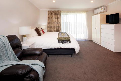 Aalen Lakeview Studio - Accommodation Coffs Harbour 0