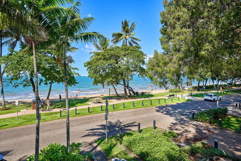 Absolute Beachfront 2 Bedroom Apartment Alassio Palm Cove - Accommodation Coffs Harbour 0