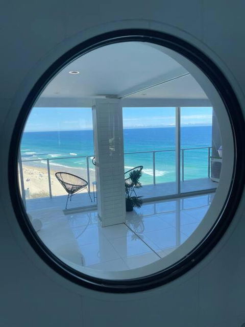 Absolute Beachfront Central Surfers Paradise - Accommodation Coffs Harbour 1