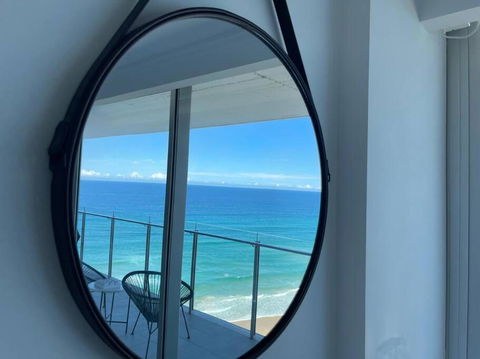 Absolute Beachfront Central Surfers Paradise - Accommodation Coffs Harbour 3