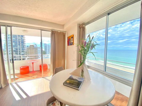 Absolute Beachfront Main Beach Gold Coast - Accommodation Coffs Harbour 3