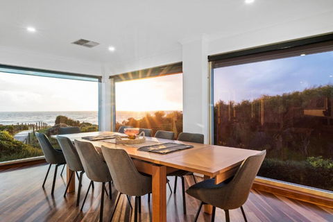 Absolute Oceanfront - Sunsets - Accommodation Coffs Harbour 3