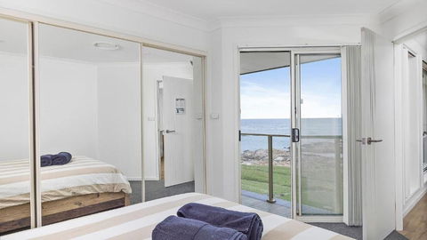 Absolute Waterfront Anna Bay - Accommodation Coffs Harbour 4