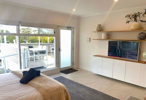 Adorable Studio Next To Cafe, Walk To Beach! - Accommodation Coffs Harbour 2