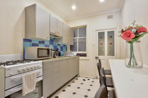 Affordable 3 Bedroom House Darlinghurst With 2 E-Bikes Included - Accommodation Coffs Harbour 4
