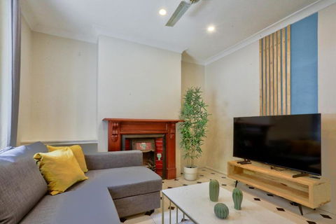 Affordable 3 Bedroom House Darlinghurst With 2 E-Bikes Included - Accommodation Coffs Harbour 0