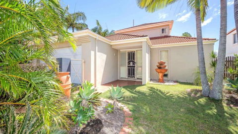 Air Conditioned Pet Friendly Canal Home With Wifi - Accommodation Coffs Harbour 1