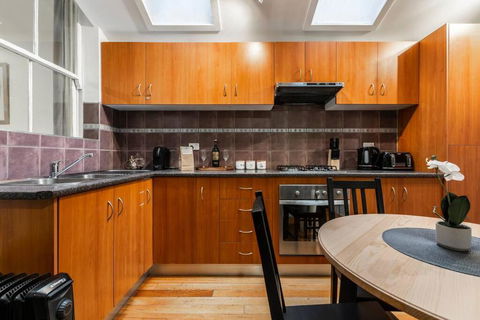 A Carlton Classic - Quaint Inner-City Getaway - Accommodation Coffs Harbour 2