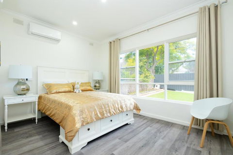Adelaide Escape And Business-3Bath Full Kitchen Fast Wifi 3TV-for Large Families And Group - Accommodation Coffs Harbour 1