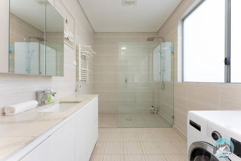 Aircabin - Fairfield - Modern - 6 Bedrooms House - Accommodation Coffs Harbour 3