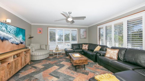 Akuli By The Sea - Unit 1 - FNHolidays - Accommodation Coffs Harbour 1